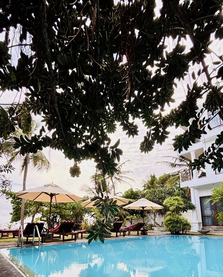 Yogaresort mit Pool und Sitzmöglichkeiten